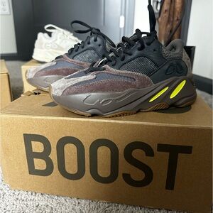 Yeezy boost 700 “Mauve” .